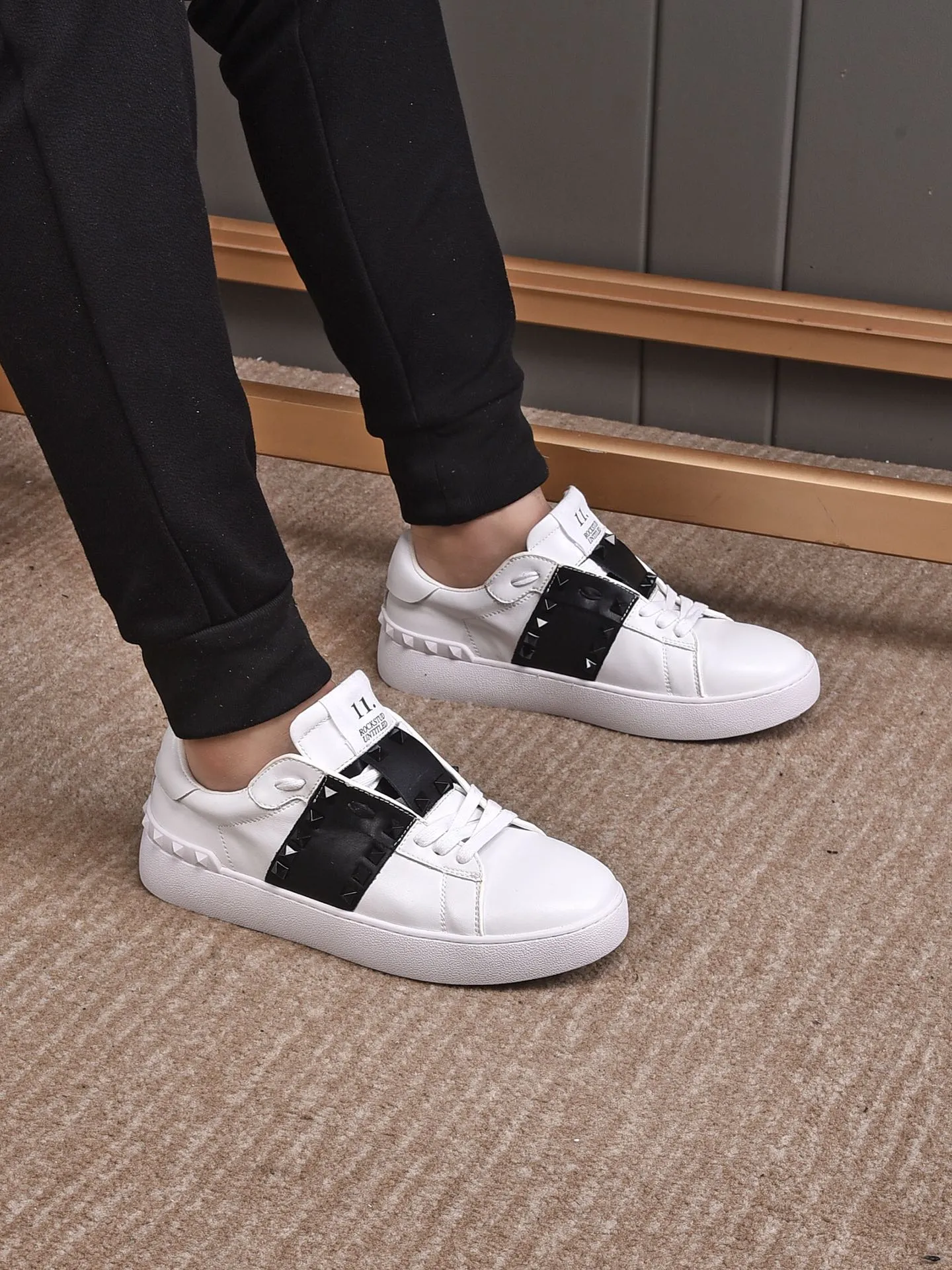 Men's shoes 440💰 (men and women couples) Valentino classic color matching series casual shoes. Made with heavy craftsmanship, good products pay attention to every detail. A must-have trendy item that can be worn all year round, it has been worn by many celebrities and Internet celebrities~~Imported cowhide surface, unique design concept, sheepskin lining, counter quality. Women’s clothing 35-40. Men’s clothing 39-44, 45-46 (returns and exchanges are not supported for custom-made items)